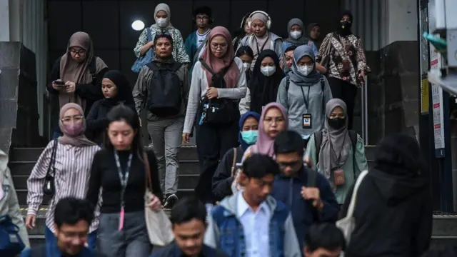 Sejumlah pekerja berjalan saat jam pulang kerja di kawasan Terowongan Kendal, Jakarta, Rabu (11/12/2024).