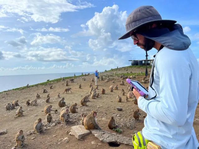 Josué Negrón del Valle en una colina de Cayo Santiago