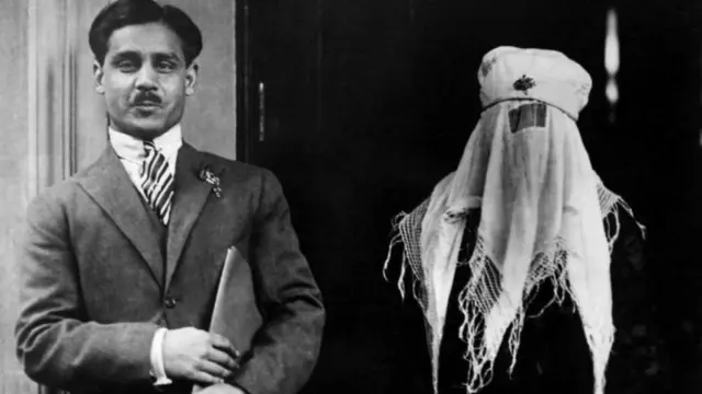 नवाब हमीदुल्लाह ख़ान अपनी माता जी नवाब सुलतान जहां बेगम के साथ