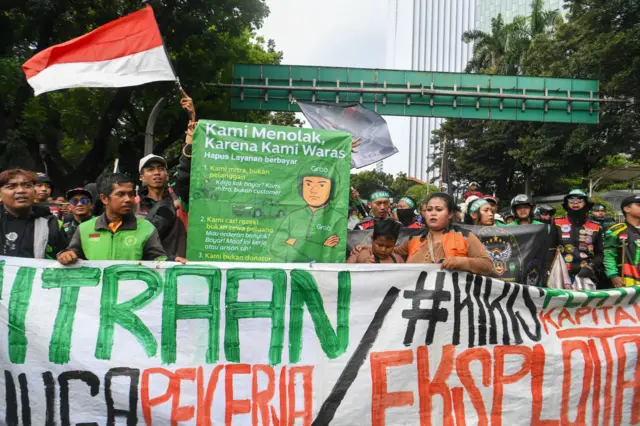 Sejumlah pengemudi ojek daring (ojol) melakukan aksi demonstrasi di kawasan Patung Kuda, Jakarta, Selasa (20/5/2025).