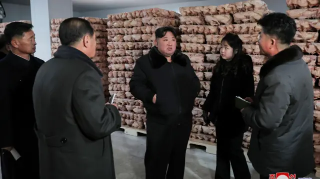 Январь, 2024-жыл. Ким Чен Ын кызы Ким Чжу Э менен Пхеньяндын жанындагы Кванчон канаттуулар фабрикасында