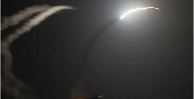 політ ракети у нічному небі 