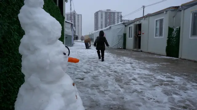 Malatya'da konteynerlerde kalan çocuklar, mevsimin ilk karında kardan adam yaptı
