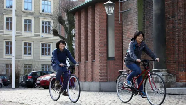덴마크에서 자전거 타는 모습. 둘은 아이를 가지려고 덴마크에서 2년간 지냈다