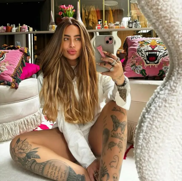 Muri 'tattoos' ziri ku mubiri wa Rafaella ku mugongo we hariho igaragaza amaso ya musaza we