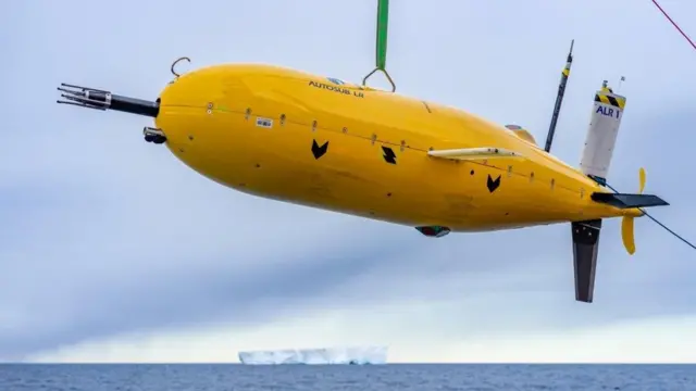 Submarino Boaty McBoatface sendo colocado no mar