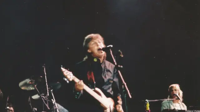 Paul no palco do Maracanã cantando