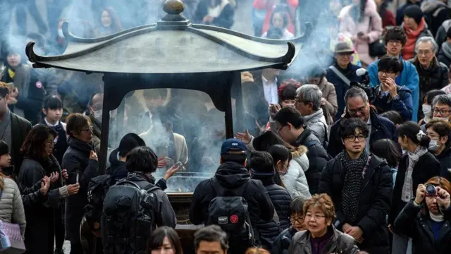 سياح في معبد "سينسو-جي" بطوكيو