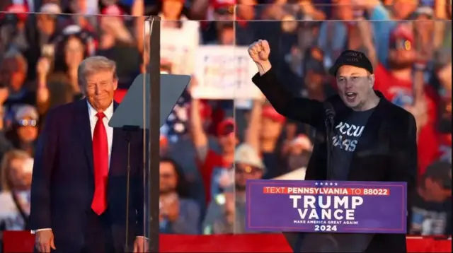 Elon Musk ayaa markii ugu horeysay ka soo muuqday isu soo baxa Trump ee Oktoobar 2024, iyadoo Trump uu u ololeynayay madaxweynenimada.
