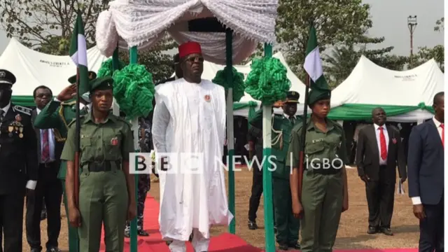Gọvanọ Dave Umahi na-akwanyere ndịgha Naịjirịa ugwu n'Unity Square, Abakaliki, Ebonyi Steeti
