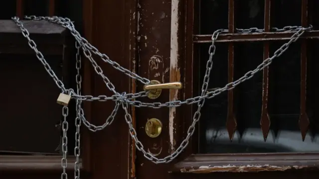 করোনাভাইরাসের বিস্তার ঠেকাতে দোকানপাট সব বন্ধ করে দেওয়া হয়।