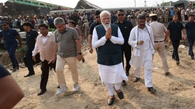 नरेंद्र मोदीअपघात स्थळाची पाहणी करतत