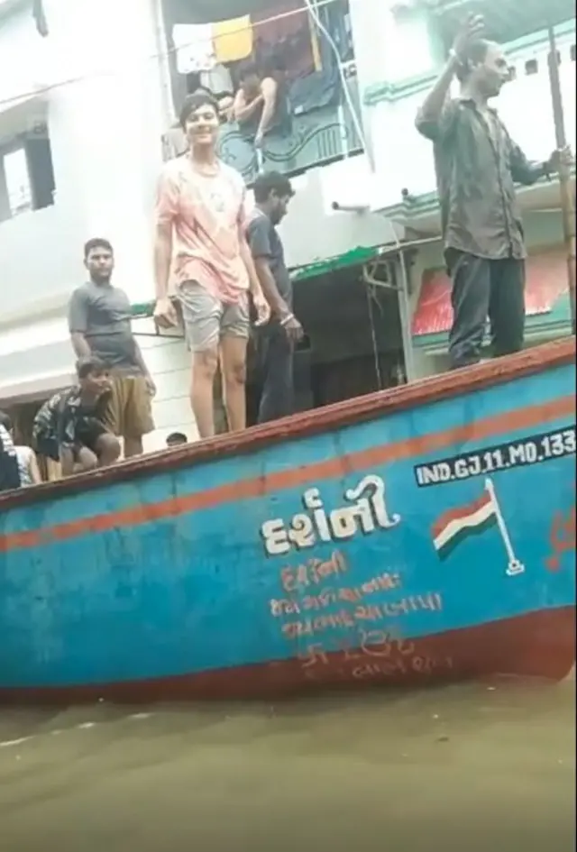 માંગરોળ: ભારે વરસાદના કારણે લોકોને હોડીની મદદથી બચાવાયા