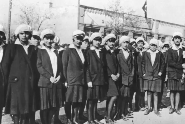 Ankara'da ortaokula giden kız öğrenciler yan yana dizilmiş. Kafalarında beyaz bir bere var. (1935 civarı)