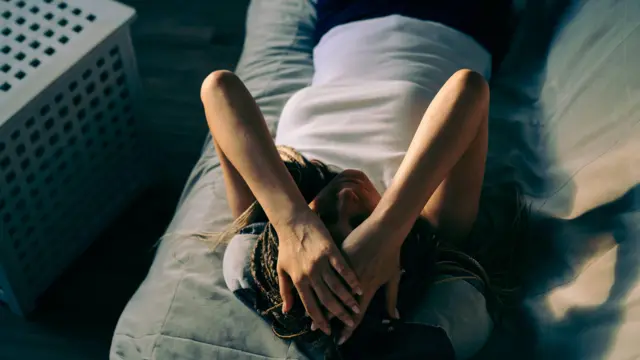 Zdjęcie kobiety leżącej na sofie