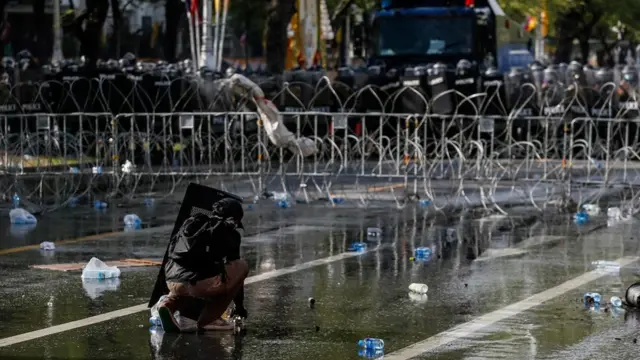 เหตุการณ์ภายหลังมวลชนเปลี่ยนเส้นทางจากถนนราชดำเนินนอกไปยังถนนนครสวรรค์