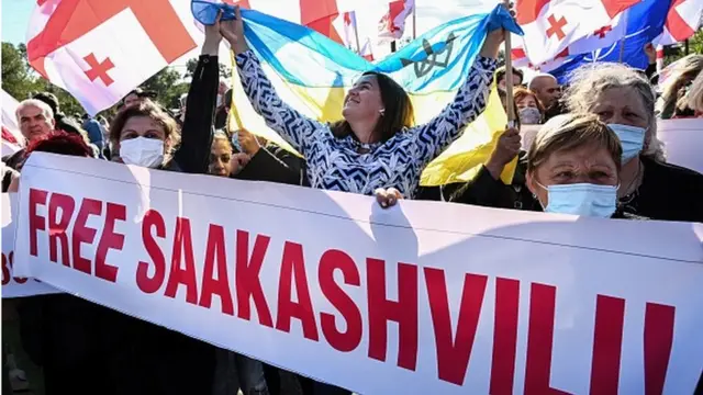 Плакат на акции с требованием освободить Саакашвили