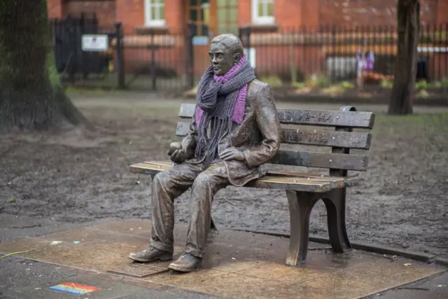 Uma estátua de Alan Turing no Sackville Park, na Gay Village de Manchester, em 1º de fevereiro de 2017, em Manchester, Inglaterra.
