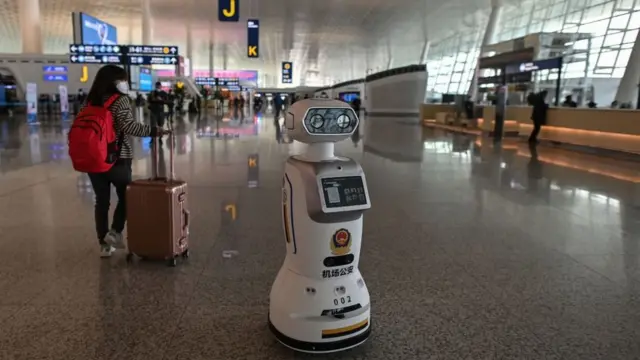 Vuhan'daki Tianhe Havalimanı'nda görev yapan bir "robot polis"