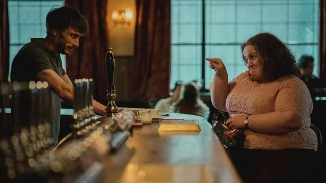 "Baby Reindeer" commence avec une femme seule, Martha, qui rencontre le personnage de Gadd, Donny, au pub où il travaille et commence à le harceler.