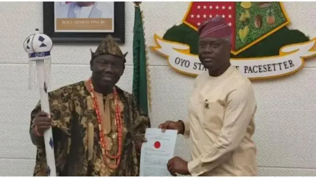 Alaafin Owoade n gba Ọpa asẹ ati iwe ẹri lọwọ gomina Seyi Makinde