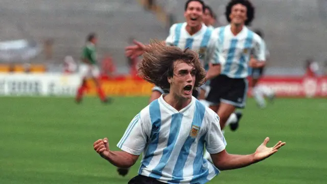Batistuta celebra uno de sus goles en 1993