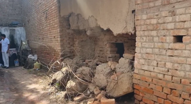 ઉદેસંગ સોલંકીના ઘરના પાછળની બારી તૂટેલી હતી અને ત્યાં ઇંટો મૂકેલી હતી. ચોર ઈંટો ખસેડીને અંદર પ્રવેશ કર્યો હતો