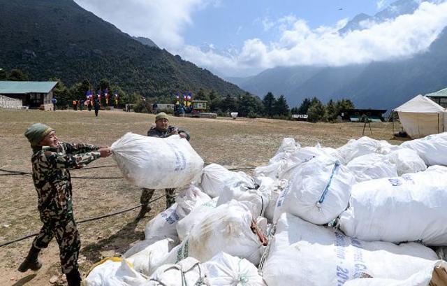 К уборке мусора с гор привлекают даже непальскую армию