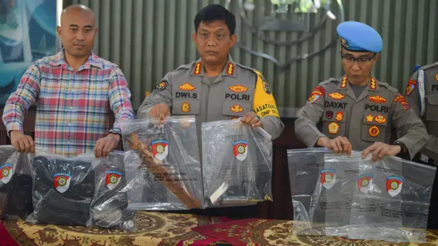 Direktur Reskrim Umum Polda Sumbar, Kombes Pol Andri Kurniawan (kiri) menunjukan barang bukti penembakan polisi di Mapolda Sumatera Barat, di Padang, Sabtu (23/11).