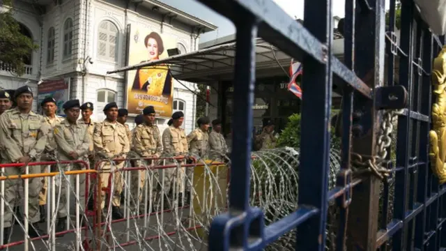 เจ้าหน้าที่ตรึงกำลังรักษาพื้นที่ภายในกระทรวงมหาดไทย หลังถูกกลุ่มผู้ชุมนุมที่เรียกตัวเองว่ากปปส.ชุมนุมปิดล้อมอยู่ภายนอก เมื่อ พ.ย. 2556