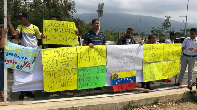 Personas apoyando la llegada de ayuda de EEUU.