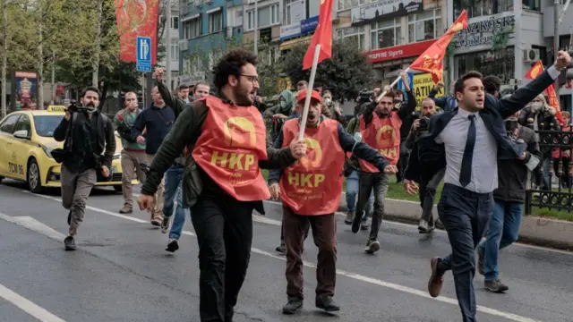 Taksim'e çıkmaya çalışan bir grup koşuyor