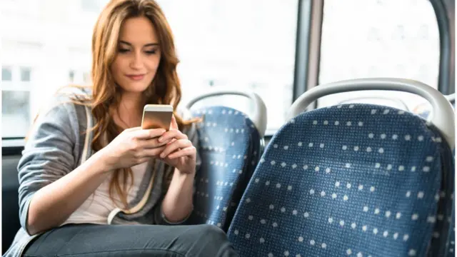 Mujer enviando un mensaje