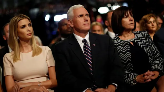 Ivanka Trump, Mike y Karen Pence.