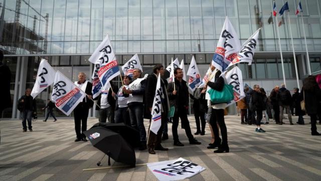 Sindicalistas fazem protesto em frente ao tribunal que julga o caso da France Télécom