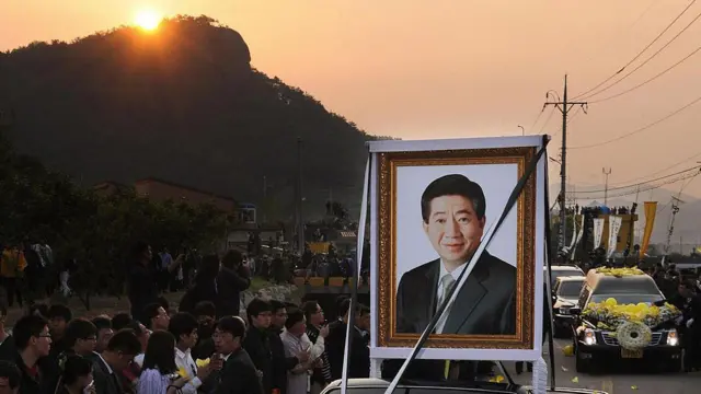 노무현 전 대통령의 관을 실은 영구차