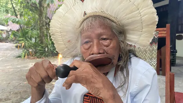 Cacique Raoni fumando