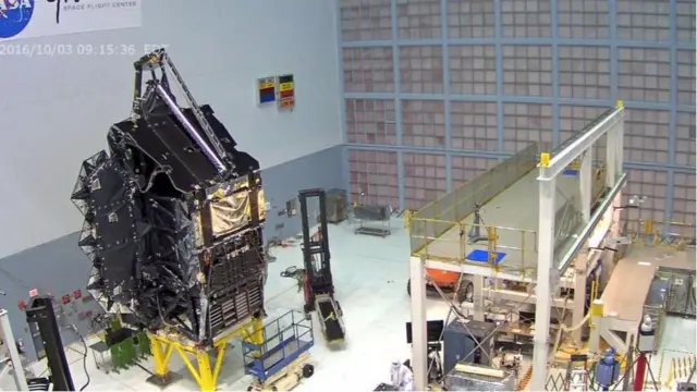 При поднятом зеркале можно разглядеть приборы