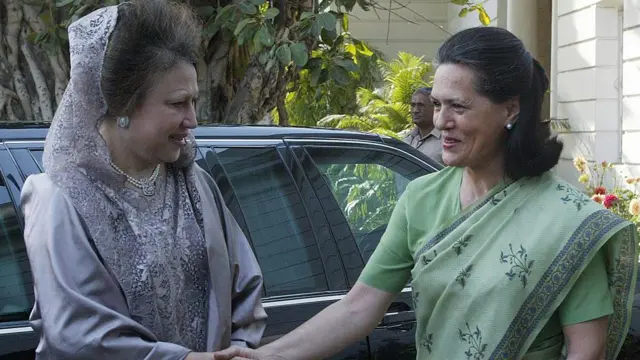 একইদিন নয়াদিল্লিতে গান্ধীর বাসভবনে কংগ্রেস পার্টির সভাপতি সোনিয়া গান্ধীর সাথে করমর্দন করেন খালেদা জিয়া।