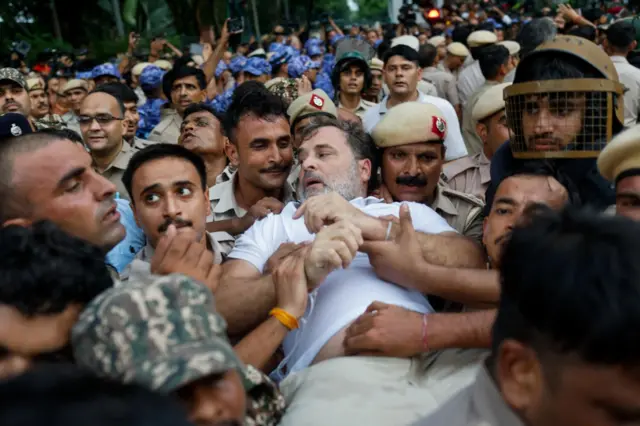 राहुल गान्धीलाई नियन्त्रणमा लिँदै प्रहरी