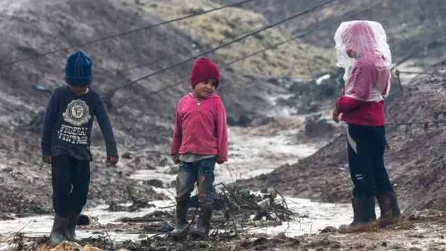 أطفال يلعبون في مخيم النازحين السوريين بالقرب من الحدود مع تركيا في محافظة إدلب