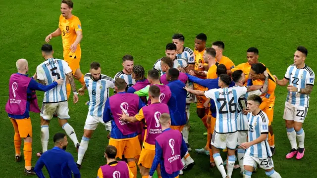 Игроки толкаются