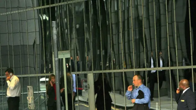 Курящие люди