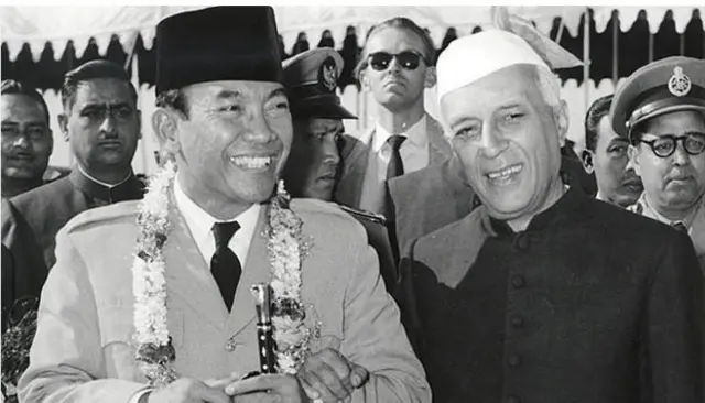 ਇੰਡੋਨੇਸ਼ੀਆ ਦੇ ਰਾਸ਼ਟਰਪਤੀ ਸੁਕਾਰਨੋ ਨਾਲ ਭਾਰਤ ਦੇ ਪਹਿਲੇ ਪ੍ਰਧਾਨ ਮੰਤਰੀ ਜਵਾਹਰ ਲਾਲ ਨਹਿਰੂ