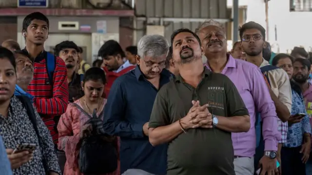 फास्ट लोकलचा डोंबिवलीनंतर पुढचा स्टॉप ठाणे आहे. गर्दीमुळे आत शिरता न आल्यामुळे ती दरवाजाला लटकत राहीली. डब्यातल्या महिलांना आतमध्ये ढकलण्याचा प्रयत्नही केला. पण तो अयशस्वी ठरला. डोंबिवली पुढे कोपर स्टेशनच्या दरम्यान लोकलने वेग घेतला आणि रियाचा दरवाज्याजवळून तोल गेला. रिया चालत्या लोकलमधून रेल्वे ट्रॅकवर पडली आणि त्यात तिचा जागीच मृत्यू झाला. ही झाली मध्य रेल्वेची परिस्थिती... पण पश्चिम रेल्वेची परिस्थिती यापेक्षा काही वेगळी नाही. पण तिथला संघर्ष वेगळा आहे. विरारला राहणारा ऋषिकेश गोसावी.. गेली 7-8 वर्ष विरारहून अंधेरीला प्रवास करतात. "कोणत्याही वेळेत गेलं तरी लोकलची गर्दी ही पाचवीला पूजल्यासारखी असल्याचं ते सांगतात. रोज चढताना हातापायाला लागत असतं. कसंतरी आम्ही वाट काढत ट्रेनमध्ये शिरतो. त्यात मोठा संघर्ष परत येताना असतो. ट्रेनला गर्दी असते. आतमध्ये शिरण्यासाठी जागा असली तरी काही टोळक्यांकडून दरवाजे ब्लॉक करणं सुरू होतं. बोरिवलीला उतरणारा माणूस विरार ट्रेनमध्ये दिसला तर त्याला उतरू न देणे, येताना अंधेरी , बांद्र्याहून चढू न देणे असे अनेक प्रकार घडतात. काही अलिखित नियम बनवतात. ते पाळायला भाग पाडतात. पोलीस असतात पण काहीही हस्तक्षेप करत नाहीत. जी नवीन माणसं आहेत त्यांना हे नियम माहिती नसतील तर त्यांनी कसा प्रवास करायचा? रोजच्या जगण्यातला संघर्ष हा लोकल प्रवासापासून सुरू होतो आणि दिवसाच्या शेवटी त्याच गर्दीने भरलेल्या लोकल प्रवासाने होतो. यावर काहीतरी मार्ग काढला पाहीजे."