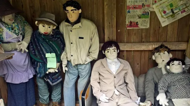 Лица кукол сделаны из белой ткани, глаза - пуговицы, а брови прострочены черными нитками