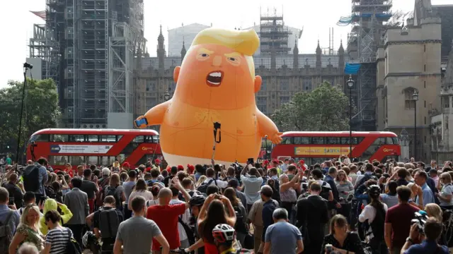 أطلق المتظاهرون بالونا فوق ساحة البرلمان يمثل ترامب في صورة طفل رضيع