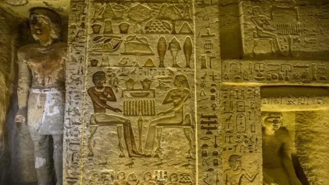 Les murs de la tombe sont couverts d'hiéroglyphes, le système d'écriture de l'Egypte ancienne.