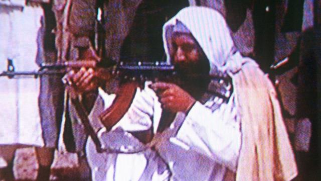 Bin Laden segurando fuzil