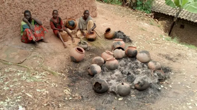 Kera abagabo bararafasha abagore kubumba inkono ariko mu gihe zitakigurwa cane, abagabo barabihevye